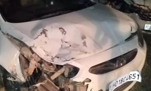 दुर्गा मंदिर के सामने कार ने मचाई तबाही, व्यापारी सहित 5 लोग गंभीर घायल