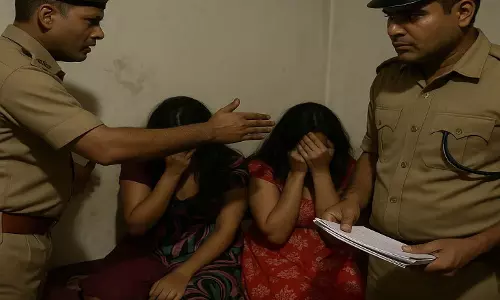आकाशवाणी चौक पर SEX रैकेट का भंडाफोड़, तीन आरोपी गिरफ्तार आकाशवाणी चौक पर SEX रैकेट का भंडाफोड़, तीन आरोपी गिरफ्तार