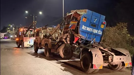 Thane में बार-बार गाड़ियों के खराब होने से ट्रैफिक जाम की समस्या और बढ़ जाती Thane में बार-बार गाड़ियों के खराब होने से ट्रैफिक जाम की समस्या और बढ़ जाती