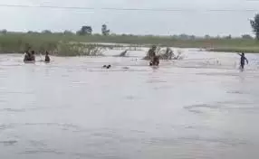 Bihar : कोसी नदी पार करते समय नाव हादसा, दादी व पोती की डूबने से मौत Bihar : कोसी नदी पार करते समय नाव हादसा, दादी व पोती की डूबने से मौत
