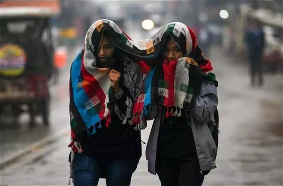 UP Weather : अगले 24 घंटे तक घने कोहरे और ठंड का डबल अटैक, इन जिलों में येलो अलर्ट जारी UP Weather : अगले 24 घंटे तक घने कोहरे और ठंड का डबल अटैक, इन जिलों में येलो अलर्ट जारी