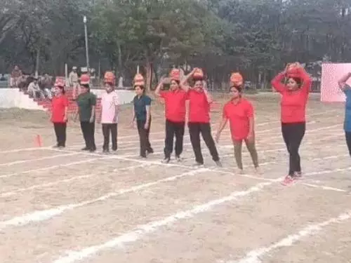 मटका दौड़, SECL अधिकारियों की पत्नियों ने लिया हिस्सा मटका दौड़, SECL अधिकारियों की पत्नियों ने लिया हिस्सा