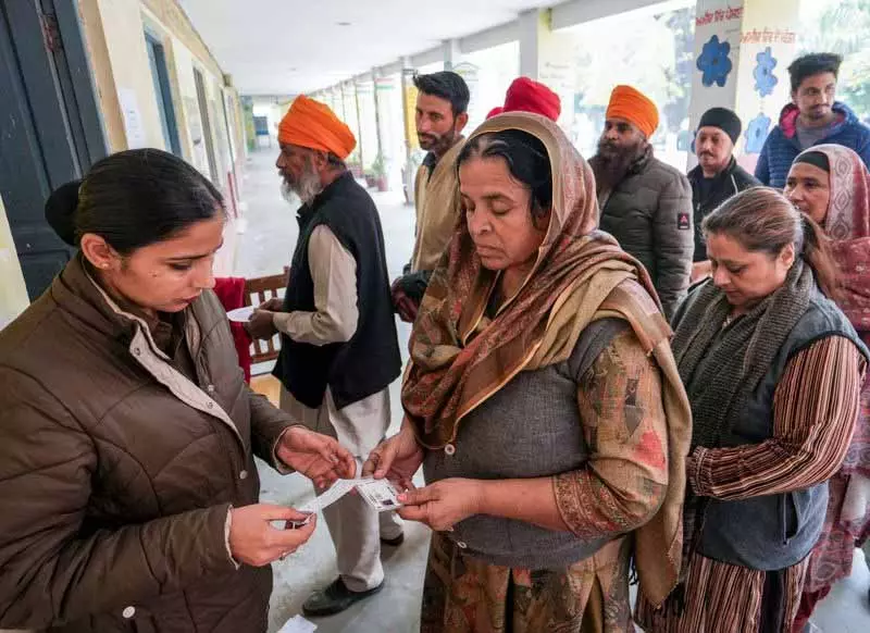 हिंसा की छिटपुट घटनाओं के बीच Punjab के ग्रामीण निकाय चुनावों में सिर्फ 48% मतदान हुआ हिंसा की छिटपुट घटनाओं के बीच Punjab के ग्रामीण निकाय चुनावों में सिर्फ 48% मतदान हुआ