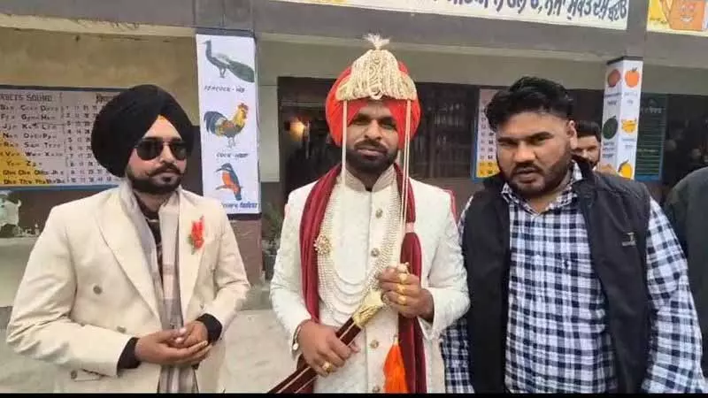 Ferozepur में 2 दूल्हों ने वोट डालने के लिए बारात रोकी Ferozepur में 2 दूल्हों ने वोट डालने के लिए बारात रोकी