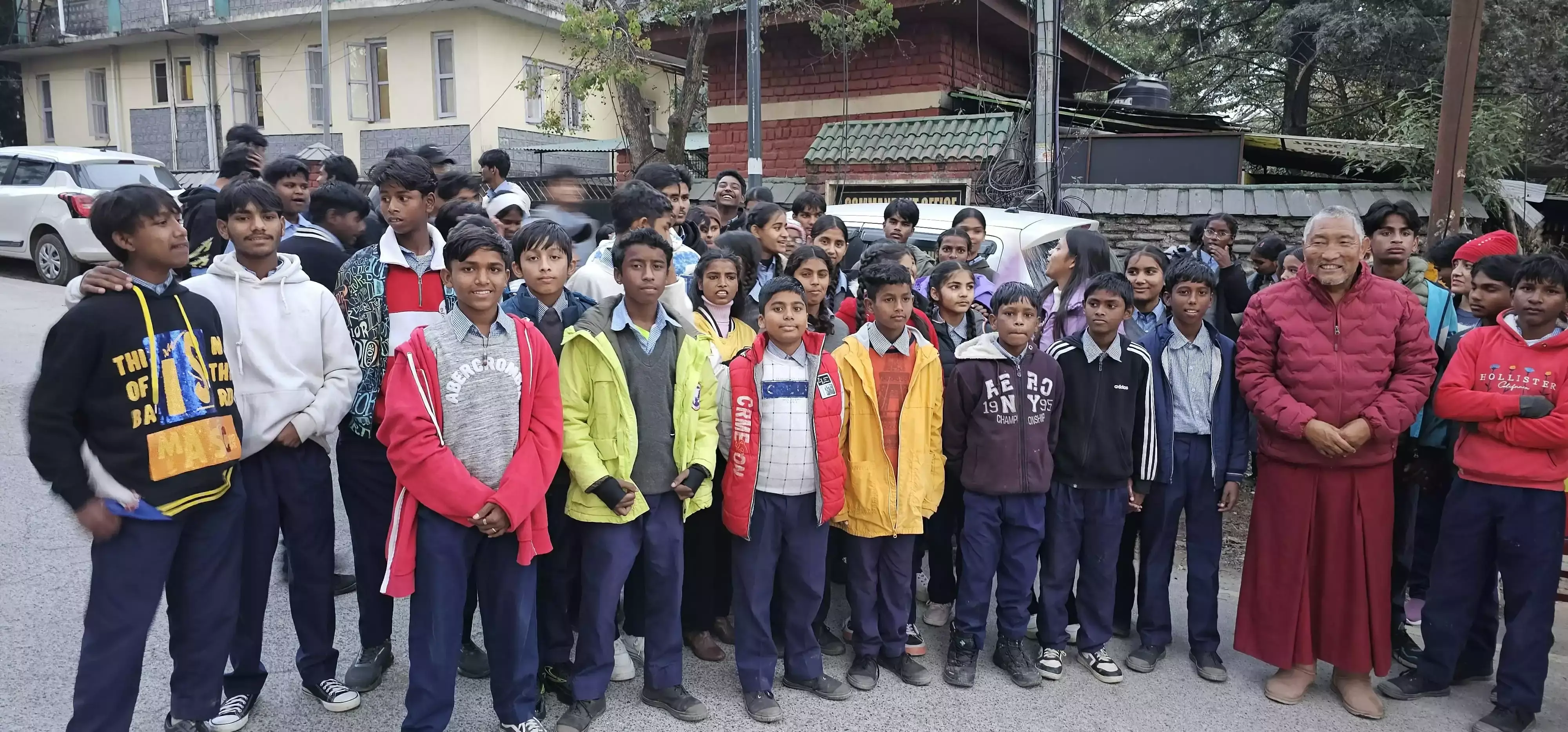 Dharamshala: मुख्यमंत्री के साथ टोंग लेन स्कूल के बच्चों ने क्रिकेट मैच देखा Dharamshala: मुख्यमंत्री के साथ टोंग लेन स्कूल के बच्चों ने क्रिकेट मैच देखा