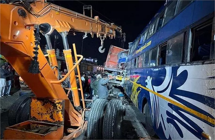 Uttarakhand:अनियंत्रित बस खड़े ट्रॉला डंपर से टकराई,मची अफरा-तफरी Uttarakhand:अनियंत्रित बस खड़े ट्रॉला डंपर से टकराई,मची अफरा-तफरी