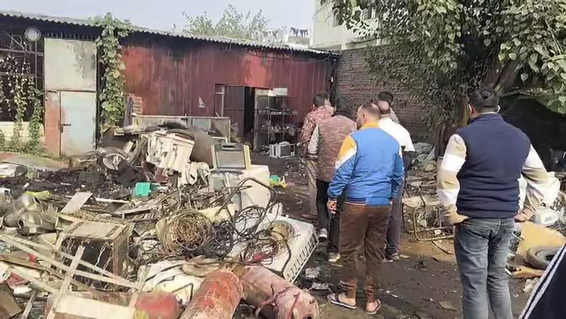 Santokhpura में कबाड़ गोदाम में धमाके में एक की मौत Santokhpura में कबाड़ गोदाम में धमाके में एक की मौत