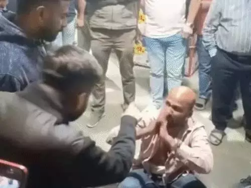 व्यापारियों ने की फ्रॉड की जमकर धुनाई, गुस्से में फाड़ दिए कपड़े व्यापारियों ने की फ्रॉड की जमकर धुनाई, गुस्से में फाड़ दिए कपड़े