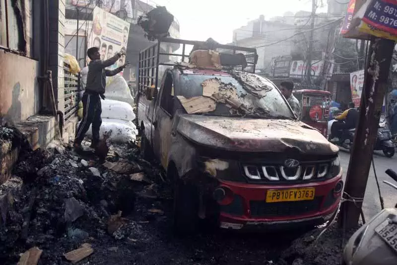 Ludhiana के मॉल और गारमेंट स्टोर में आग लगी, कार जलकर खाक हो गई Ludhiana के मॉल और गारमेंट स्टोर में आग लगी, कार जलकर खाक हो गई