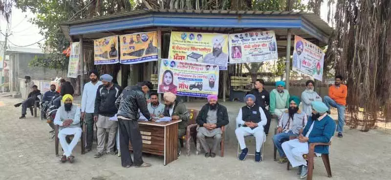 मिसाल कायम करते हुए, उम्मीदवारों ने Malerkotla village में कॉमन स्टॉल लगाया मिसाल कायम करते हुए, उम्मीदवारों ने Malerkotla village में कॉमन स्टॉल लगाया