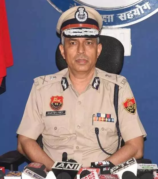 छुट्टी पर चल रहे DGP Shatrujeet Kapoor का तबादला, ओपी सिंह संभालेंगे कार्यभार छुट्टी पर चल रहे DGP Shatrujeet Kapoor का तबादला, ओपी सिंह संभालेंगे कार्यभार