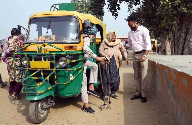 Ludhiana district में बुजुर्ग लोकतंत्र को ज़िंदा रखे हुए हैं, युवा विदेश जा रहे हैं Ludhiana district में बुजुर्ग लोकतंत्र को ज़िंदा रखे हुए हैं, युवा विदेश जा रहे हैं