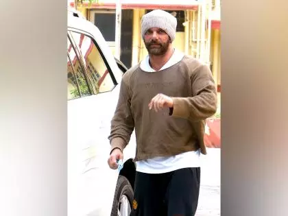 बिना हेलमेट बाइक चलाने के विवाद में Sohail Khan ने दी सफाई बिना हेलमेट बाइक चलाने के विवाद में Sohail Khan ने दी सफाई