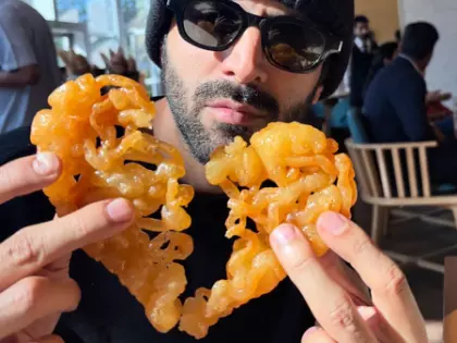 Kartik Aaryan ने अहमदाबाद में दिल के आकार की जलेबी, फाफड़ा खाया Kartik Aaryan ने अहमदाबाद में दिल के आकार की जलेबी, फाफड़ा खाया