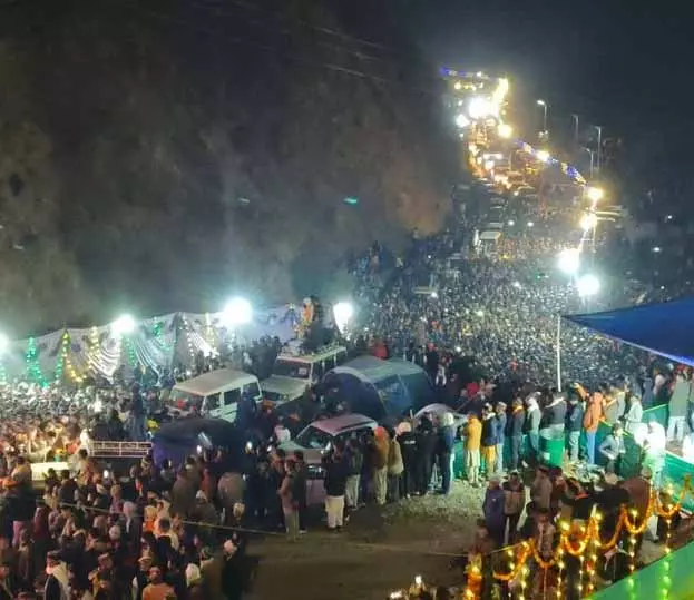 Himachal सीमा पर 50,000 से ज़्यादा भक्तों ने महासू महाराज का स्वागत किया Himachal सीमा पर 50,000 से ज़्यादा भक्तों ने महासू महाराज का स्वागत किया