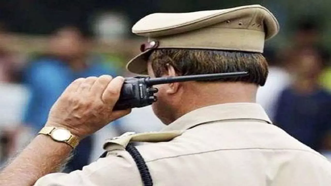 क्राइम ब्रांच अधिकारी बनकर 2 करोड़ की ठगी, एक आरोपी गिरफ्तार, 44 लाख नकद बरामद क्राइम ब्रांच अधिकारी बनकर 2 करोड़ की ठगी, एक आरोपी गिरफ्तार, 44 लाख नकद बरामद