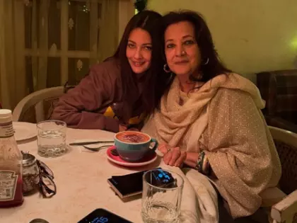 Riya Sen देहरादून के कैफे में मून मून के साथ पोज़ करती दिखीं Riya Sen देहरादून के कैफे में मून मून के साथ पोज़ करती दिखीं