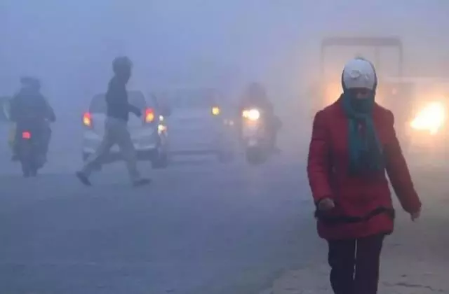 Chandigarh: कोहरे के कारण सड़क हादसों का खतरा बढ़ा Chandigarh: कोहरे के कारण सड़क हादसों का खतरा बढ़ा