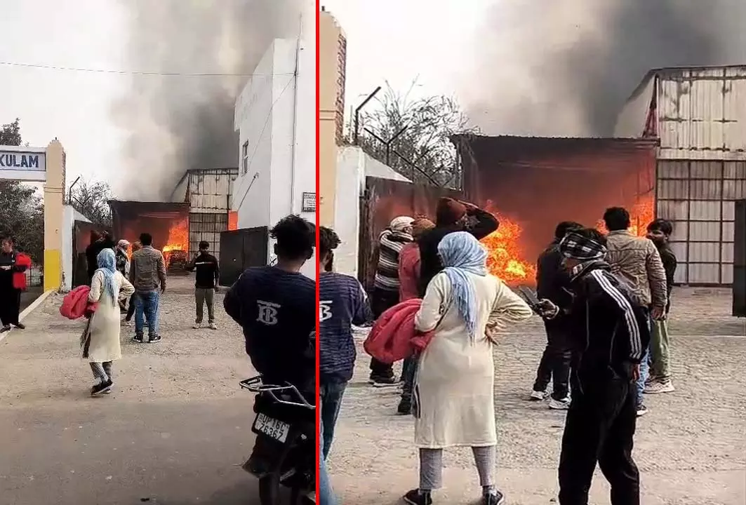 फैक्ट्री में भीषण आग, लाखों का सामान जलकर खाक फैक्ट्री में भीषण आग, लाखों का सामान जलकर खाक