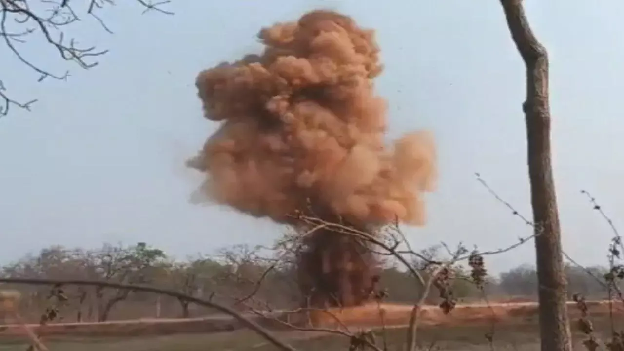 कोबरा बटालियन के दो जवान घायल, बीजापुर में IED विस्फोट कोबरा बटालियन के दो जवान घायल, बीजापुर में IED विस्फोट