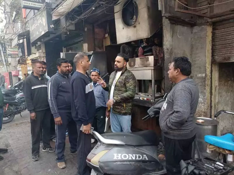 MC अधिकारियों ने कूपर रोड इलाके में अचानक निरीक्षण किया MC अधिकारियों ने कूपर रोड इलाके में अचानक निरीक्षण किया