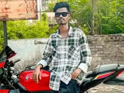 युवक की पत्थर से कुचलकर हत्या, फुटबॉल मैदान के पास मिला शव युवक की पत्थर से कुचलकर हत्या, फुटबॉल मैदान के पास मिला शव