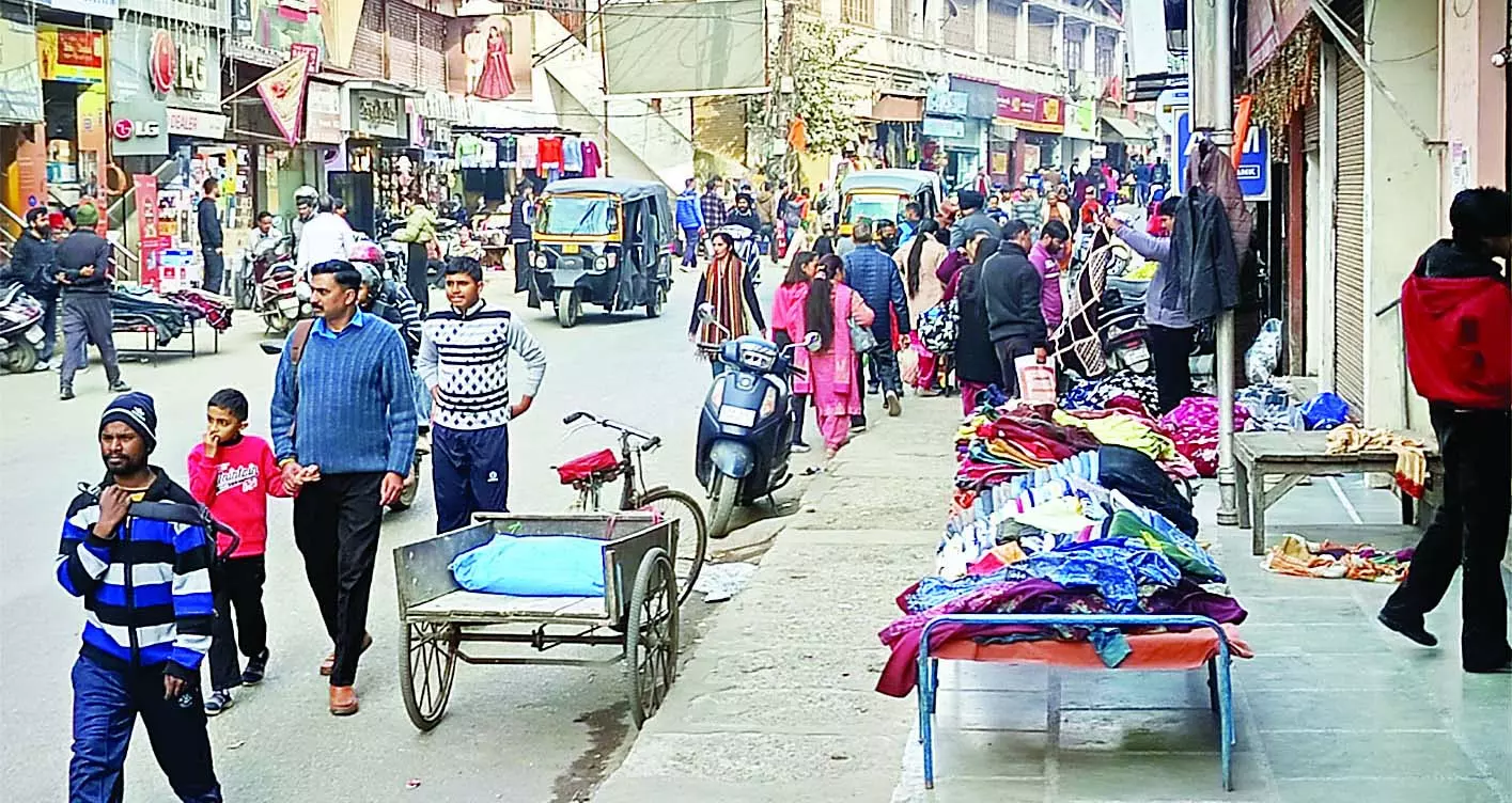 माल रोड पर फिर सजी तहबाजारी बेतरतीब तरीके से पार्क की जा रही गाडिय़ां माल रोड पर फिर सजी तहबाजारी बेतरतीब तरीके से पार्क की जा रही गाडिय़ां