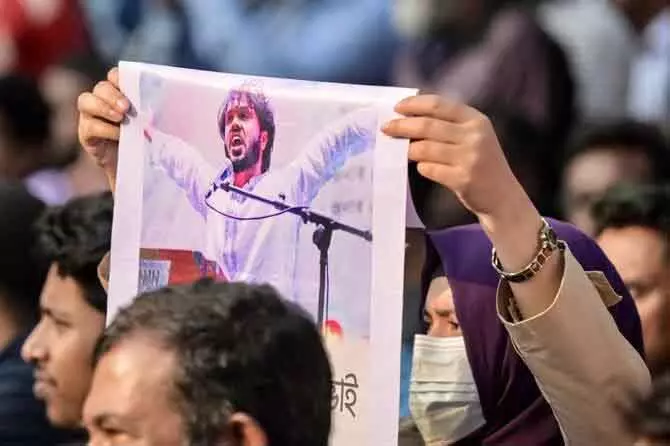 Bangladesh में चुनाव से पहले पत्रकार की गिरफ्तारी, मानवाधिकार समूहों की चिंता Bangladesh में चुनाव से पहले पत्रकार की गिरफ्तारी, मानवाधिकार समूहों की चिंता