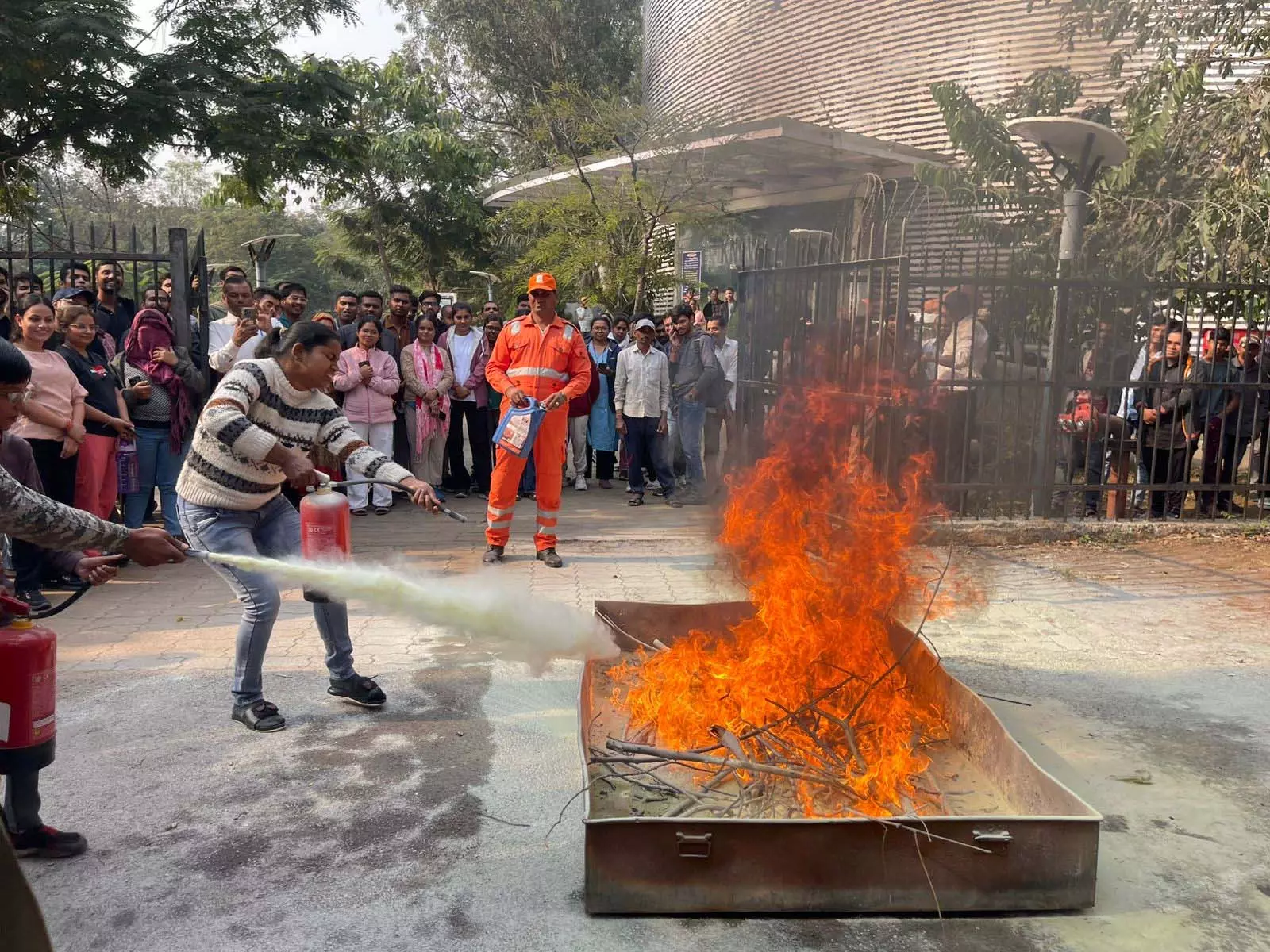 छात्र-छात्राओं को दिया गया फायर सेफ्टी का लाइव प्रशिक्षण छात्र-छात्राओं को दिया गया फायर सेफ्टी का लाइव प्रशिक्षण