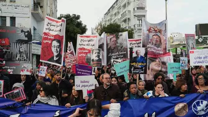 Tunisia में माइग्रेशन सहायता कर्मियों पर मुकदमा, एमनेस्टी ने जताई चिंता Tunisia में माइग्रेशन सहायता कर्मियों पर मुकदमा, एमनेस्टी ने जताई चिंता