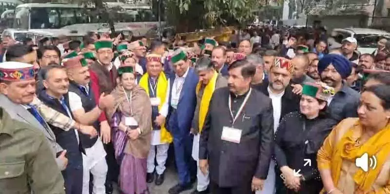 Himachal को केंद्रीय सहायता को लेकर कांग्रेस और बीजेपी के बीच जुबानी जंग जारी है Himachal को केंद्रीय सहायता को लेकर कांग्रेस और बीजेपी के बीच जुबानी जंग जारी है