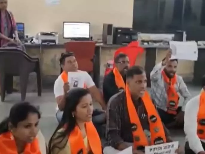 नगरपालिका चुनावों की घोषणा से पहले MNS ने चुनाव आयोग के दफ़्तर में तोड़फोड़ की नगरपालिका चुनावों की घोषणा से पहले MNS ने चुनाव आयोग के दफ़्तर में तोड़फोड़ की