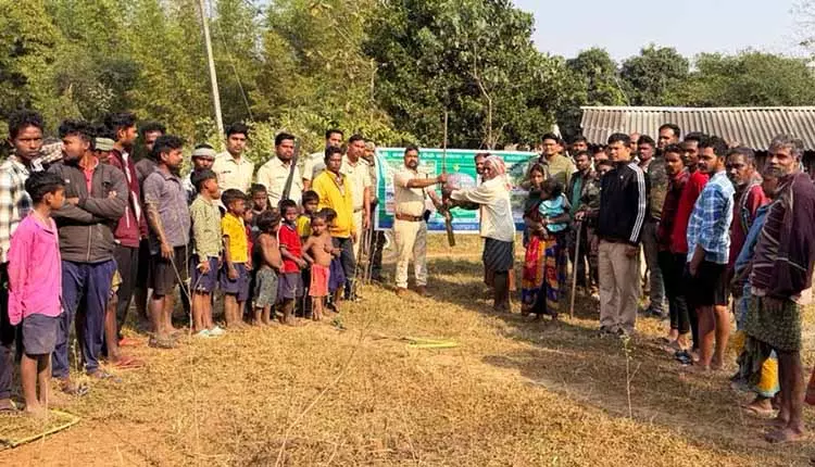 Similipal में संरक्षण अभियान के दौरान ग्रामीण ने स्वेच्छा से हथियार सौंप दिया Similipal में संरक्षण अभियान के दौरान ग्रामीण ने स्वेच्छा से हथियार सौंप दिया
