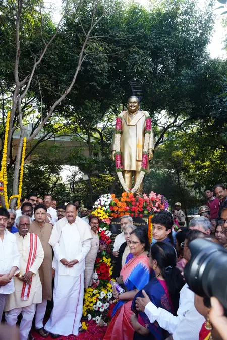 हैदराबाद: विवादों के बीच एसपी बालासुब्रह्मण्यम की 7.2 फीट ऊंची कांस्य प्रतिमा का अनावरण हैदराबाद: विवादों के बीच एसपी बालासुब्रह्मण्यम की 7.2 फीट ऊंची कांस्य प्रतिमा का अनावरण