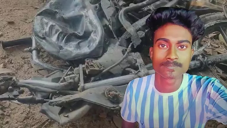 पूजा के लिए फूल खरीदने जा रहे बेल्दा के एक युवक की दुखद बाइक दुर्घटना में मौत हो गई पूजा के लिए फूल खरीदने जा रहे बेल्दा के एक युवक की दुखद बाइक दुर्घटना में मौत हो गई