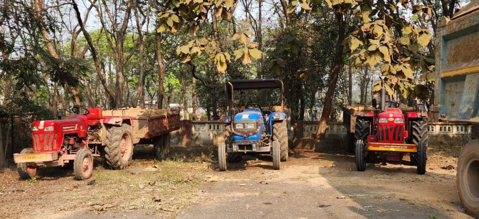 रेत के अवैध परिवहन पर बड़ी कार्रवाई, 9 ट्रैक्टर जब्त रेत के अवैध परिवहन पर बड़ी कार्रवाई, 9 ट्रैक्टर जब्त