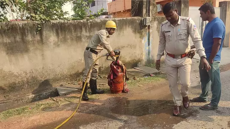 दुर्गापुर में LPG Cylinder लीक होने से लगी आग, मकान मालिक घायल दुर्गापुर में LPG Cylinder लीक होने से लगी आग, मकान मालिक घायल