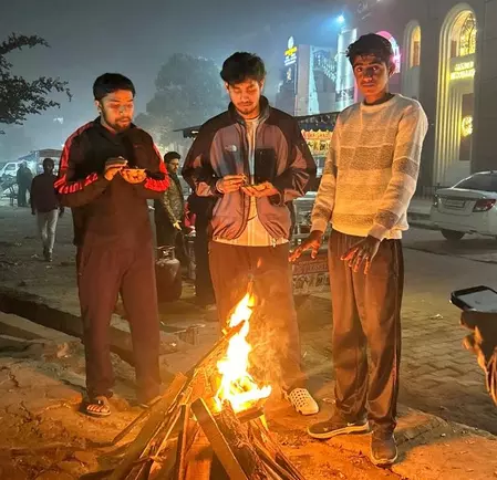 ग्रेटर नोएडा में कड़ाके की ठंड से राहत, 19 प्रमुख स्थानों पर अलाव की व्यवस्था ग्रेटर नोएडा में कड़ाके की ठंड से राहत, 19 प्रमुख स्थानों पर अलाव की व्यवस्था