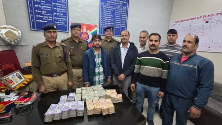 सेंट्रल स्टेशन पर RPF की बड़ी कार्रवाई, ट्रेन से 38.20 लाख रुपए नकद बरामद सेंट्रल स्टेशन पर RPF की बड़ी कार्रवाई, ट्रेन से 38.20 लाख रुपए नकद बरामद