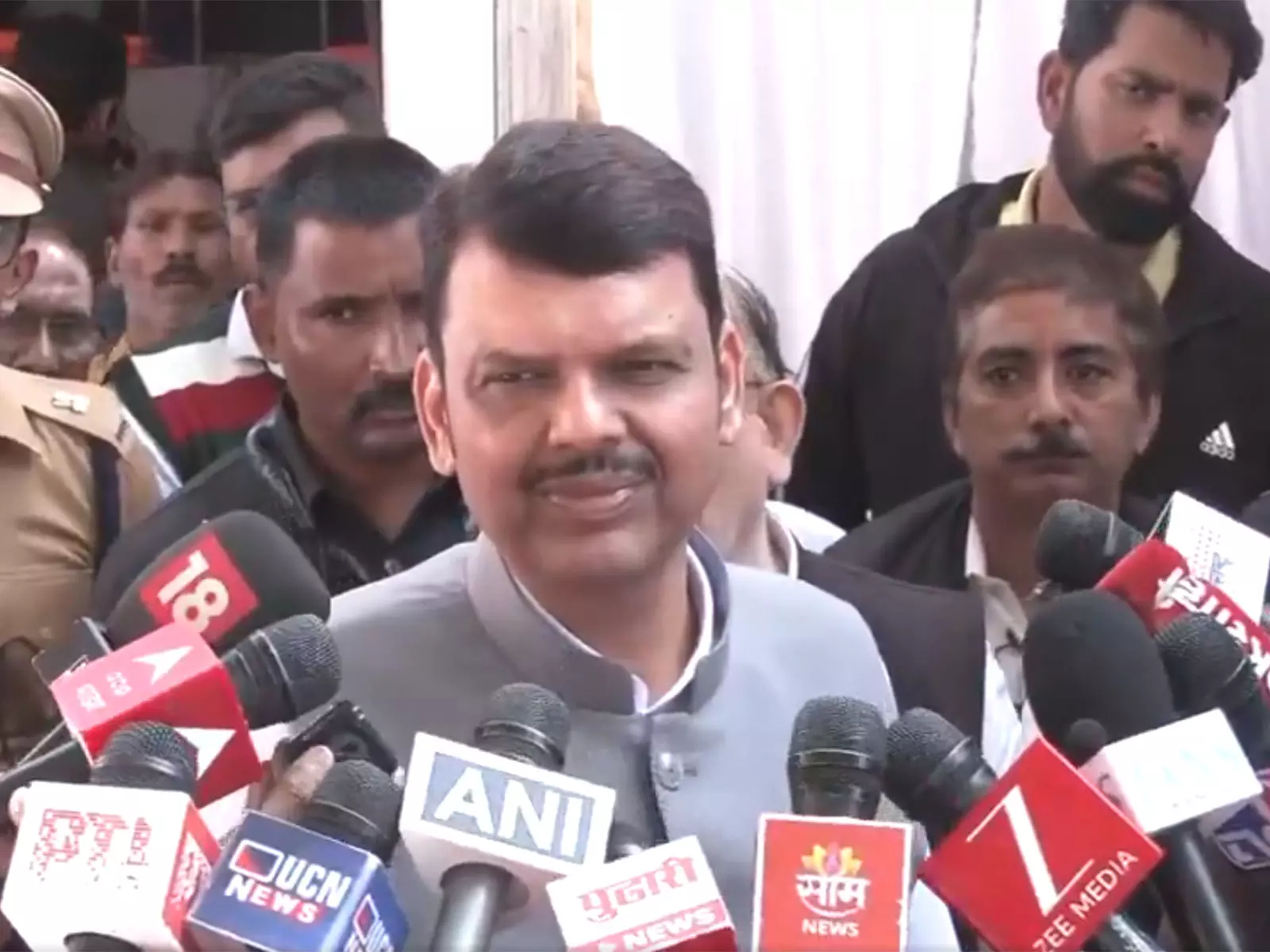 महाराष्ट्र नगर निगम चुनाव, Fadnavis ने गठबंधन से किया इनकार महाराष्ट्र नगर निगम चुनाव, Fadnavis ने गठबंधन से किया इनकार