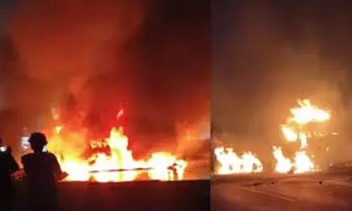 Gujarat: ट्रक-पिकअप की जोरदार टक्कर के बाद लगी भीषण आग, दो लोगों की मौत Gujarat: ट्रक-पिकअप की जोरदार टक्कर के बाद लगी भीषण आग, दो लोगों की मौत