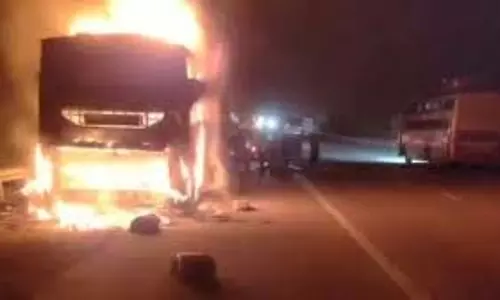 Mathura:  यमुना एक्सप्रेसवे पर 4 बसें और कार जलकर खाक, 2 लोग जिंदा जले