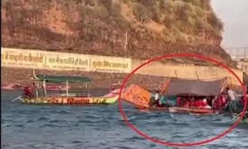 Madhya Pradesh:  ओंकारेश्वर में नाव पलटी, लाइफ जैकेट पहनने से बची11 श्रद्धालुओं की जान