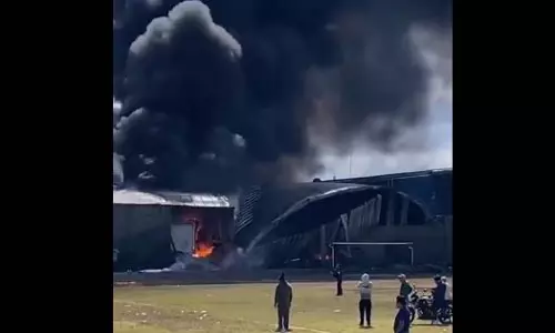 फैक्ट्री में गिरा विमान Video, फुटबॉल मैदान में इमरजेंसी लैंडिंग के दौरान हादसा