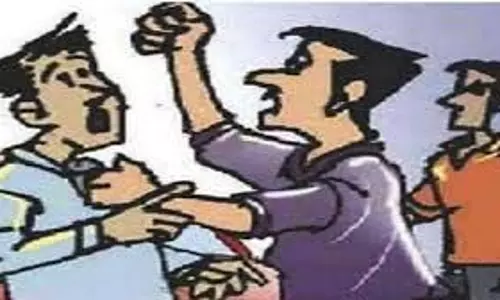 Jabalpur: हादसे के बाद गुस्साए ग्रामीणों ने आरटीओ कर्मचारी को पीटा Jabalpur: हादसे के बाद गुस्साए ग्रामीणों ने आरटीओ कर्मचारी को पीटा