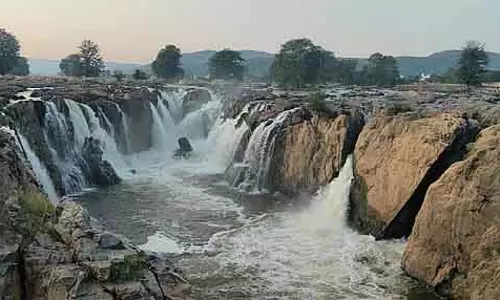 Hogenakkal में पानी का बहाव घटकर 3,000 क्यूबिक फीट हो गया है Hogenakkal में पानी का बहाव घटकर 3,000 क्यूबिक फीट हो गया है