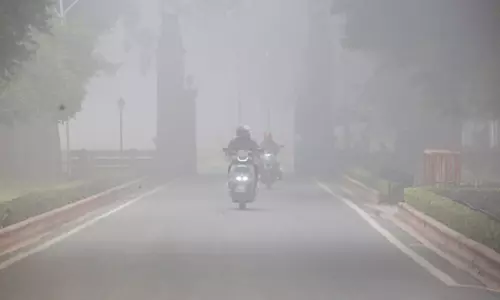 एनसीआर में कोहरे से अस्थायी राहत, लेकिन जहरीली हवा बरकरार, एक्यूआई 400 के पार एनसीआर में कोहरे से अस्थायी राहत, लेकिन जहरीली हवा बरकरार, एक्यूआई 400 के पार