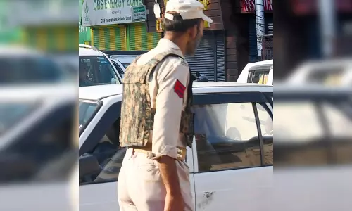 जम्मू-कश्मीर पुलिस की काउंटर-इंटेलिजेंस विंग ने कई जगहों पर छापेमारी की