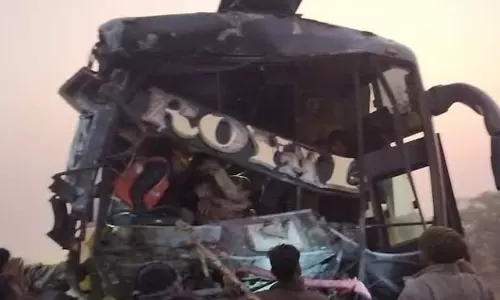 ट्रेलर में जा भिड़ी बस, रतनपुर नेशनल हाइवे में 16 यात्री घायल