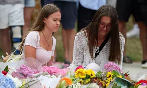 Sydney बीच शूटिंग: बाप-बेटे का हाथ, 15 मरे, 6 गंभीर Sydney बीच शूटिंग: बाप-बेटे का हाथ, 15 मरे, 6 गंभीर